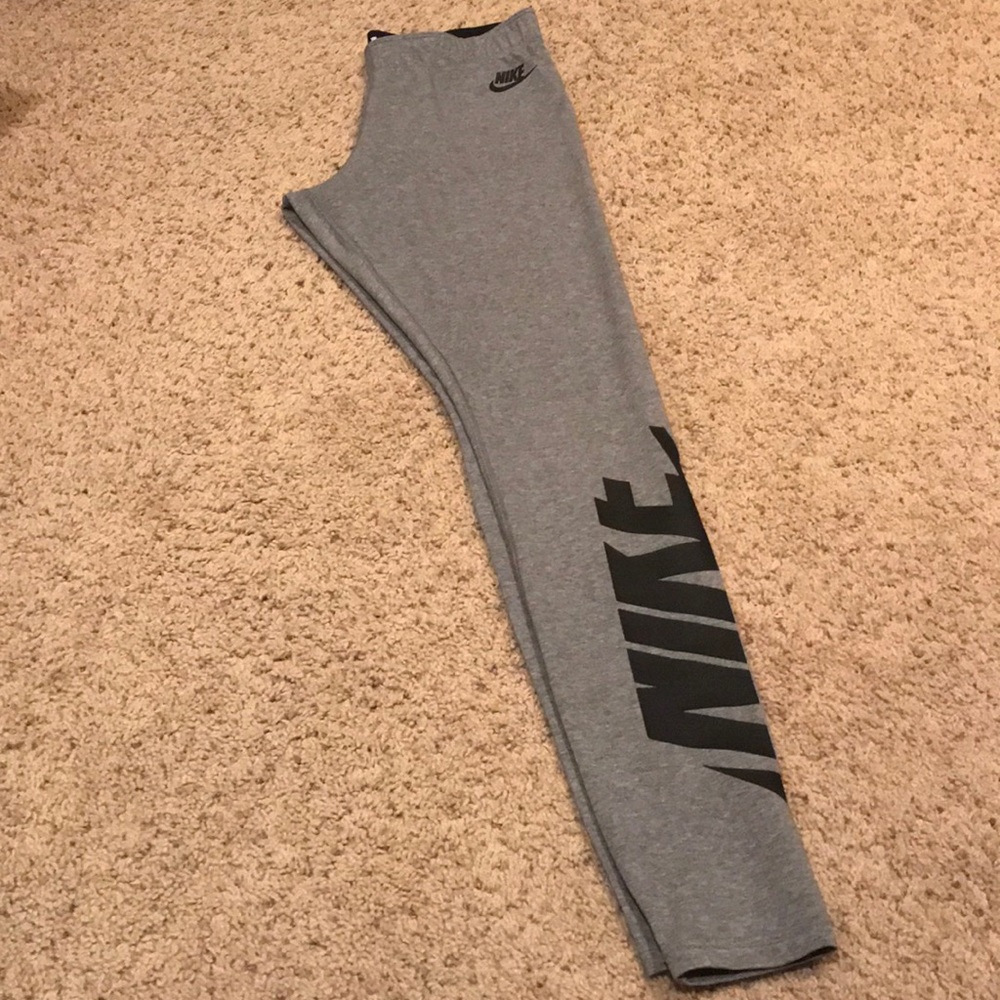 LIKE NEW NIKE LEGGINGS